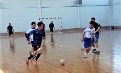 В футбол играют рудничане-педагоги